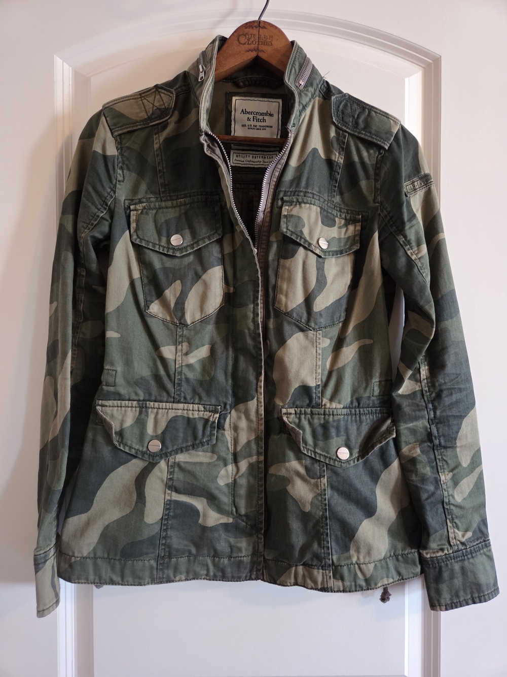 Vintage Abercrombie & Fitch
Y2K Camo Utility Military Jacket